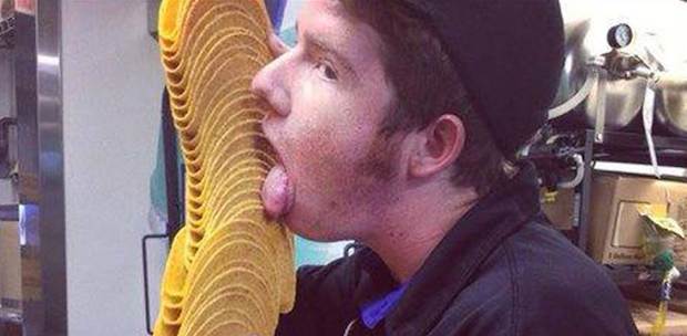 taco-bell-licking